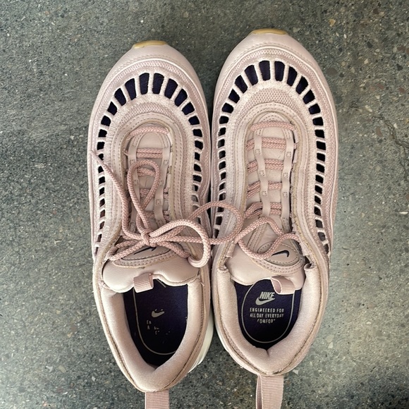 Nike athletic sneaker - Picture 4 of 4